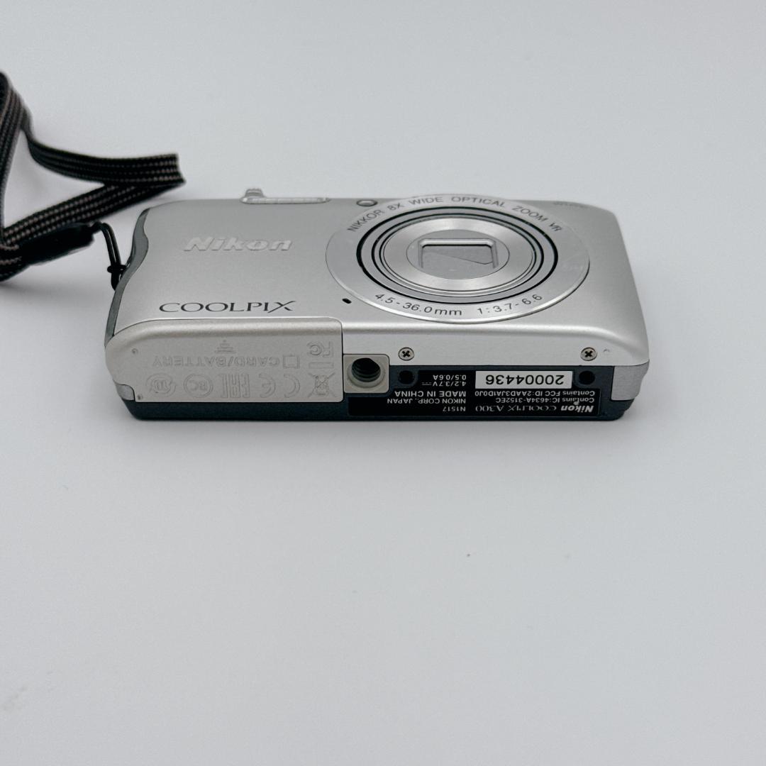 【概ね美品】Nikon COOLPIX A300 デジタルカメラ シルバー
