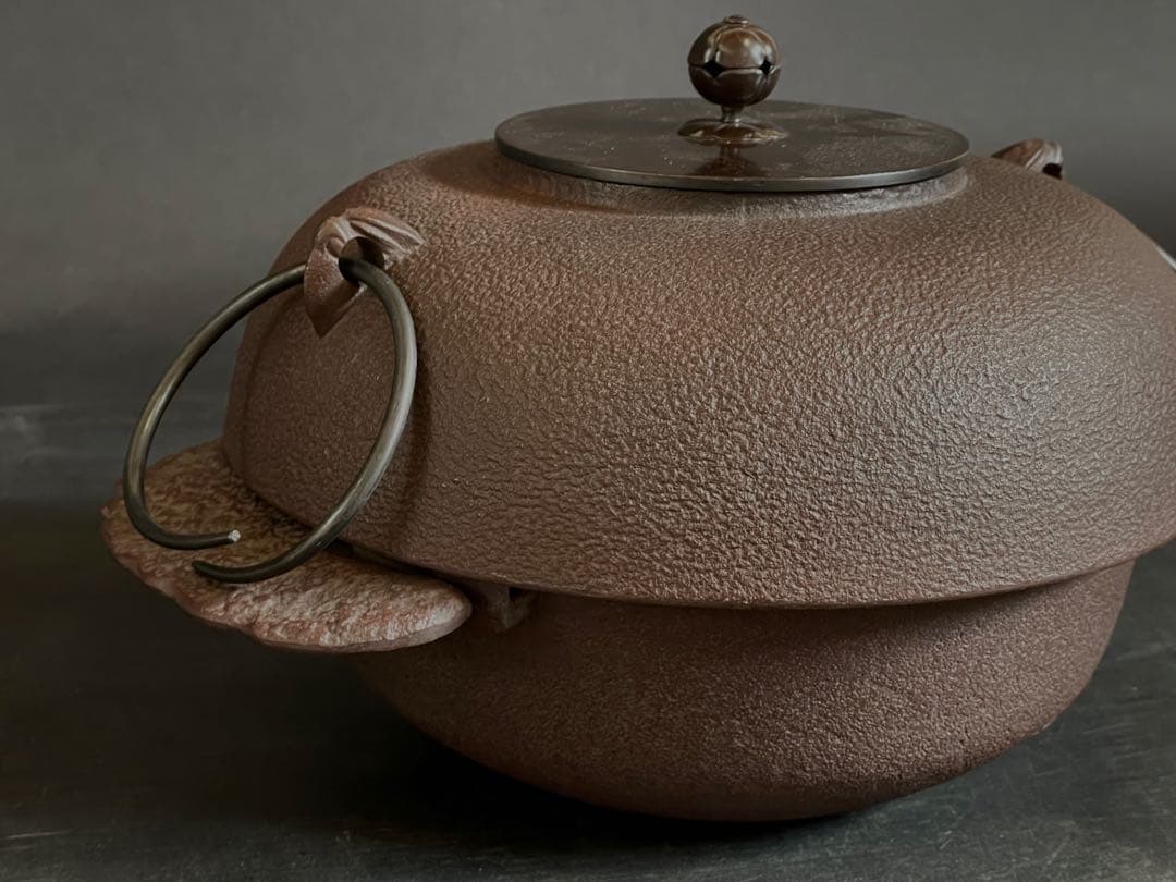 【未使用 美品】「母」 釜師敬典 裏甲釜 釜鐶 替え蓋 透木 共箱 栞（F⑧）