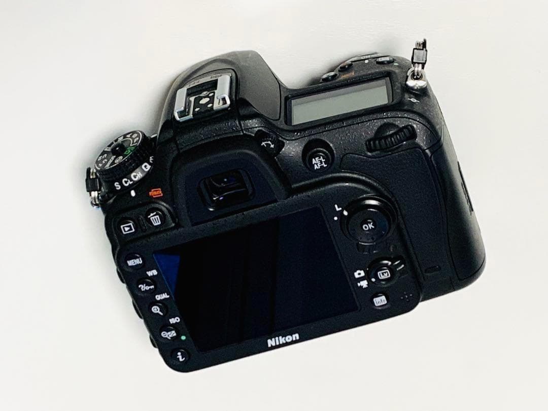 ☆撮影数220回以下☆Nikon D7200ボディMB-D15＆VRレンズセット