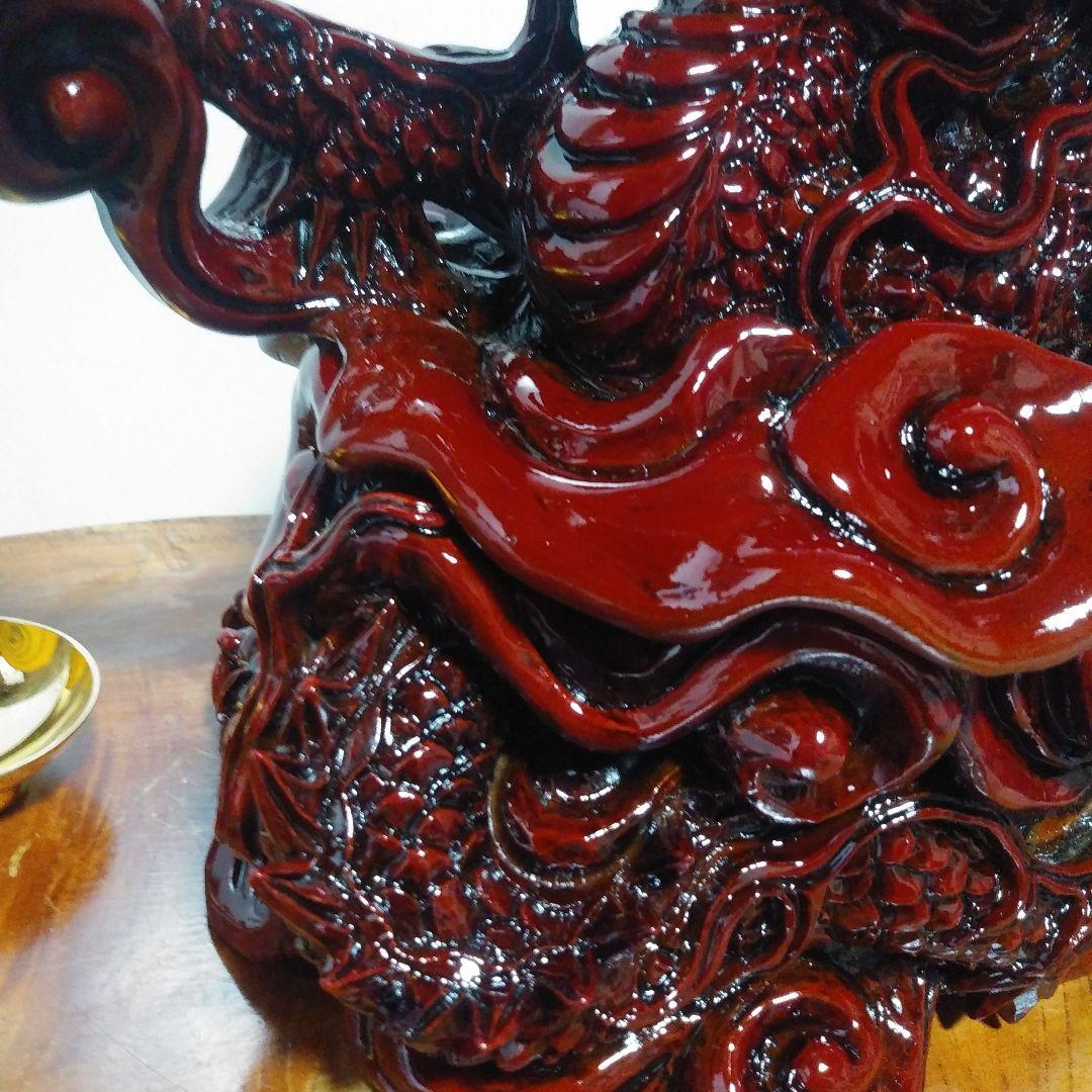 赤色の龍の彫刻 置物