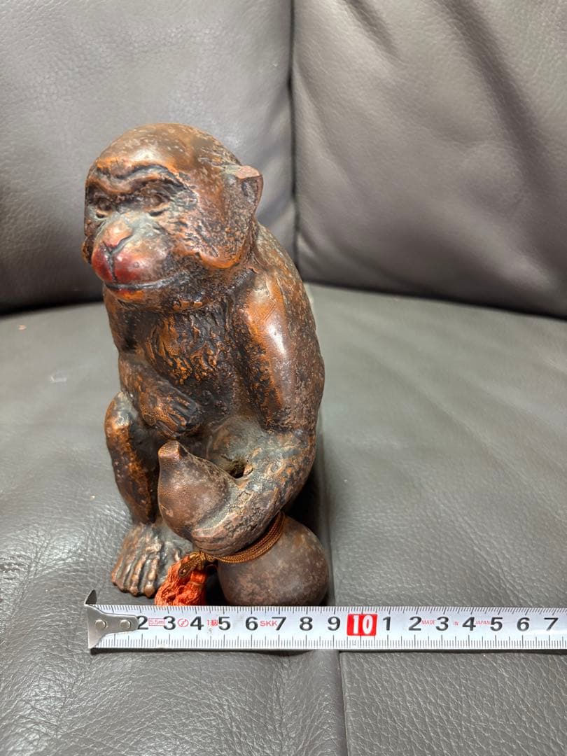 瓢箪を持つ猿　置物