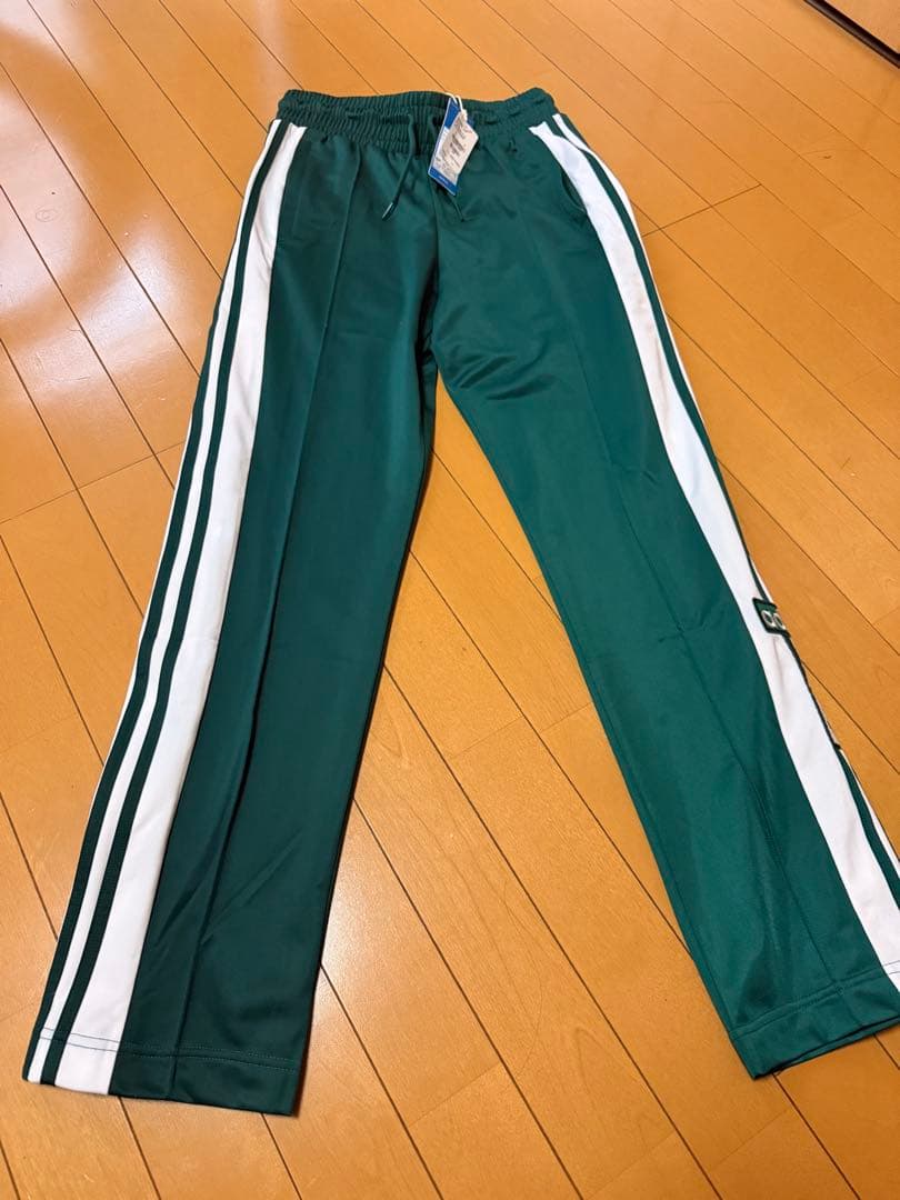 adidas グリーン ジャージパンツ スナップボタン付き