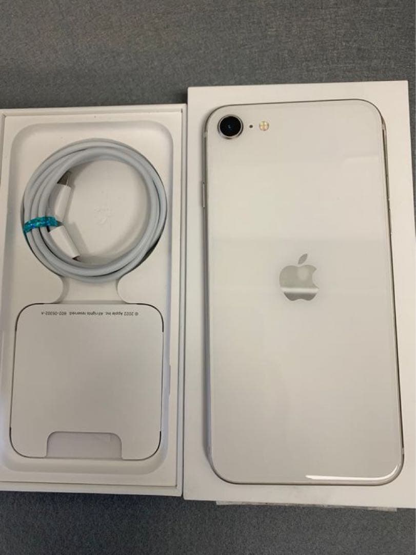 美品　国内版　SIMフリー　iPhoneSE 第3世代　64GB スターライト色
