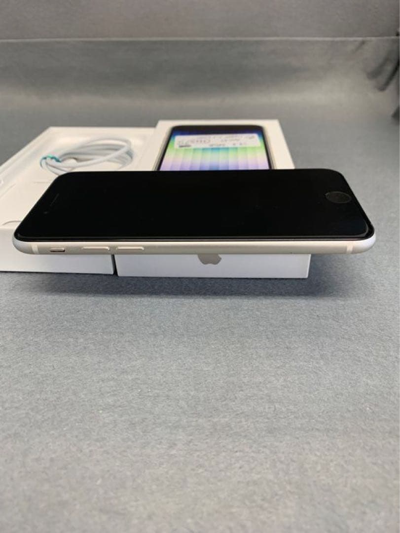 美品　国内版　SIMフリー　iPhoneSE 第3世代　64GB スターライト色