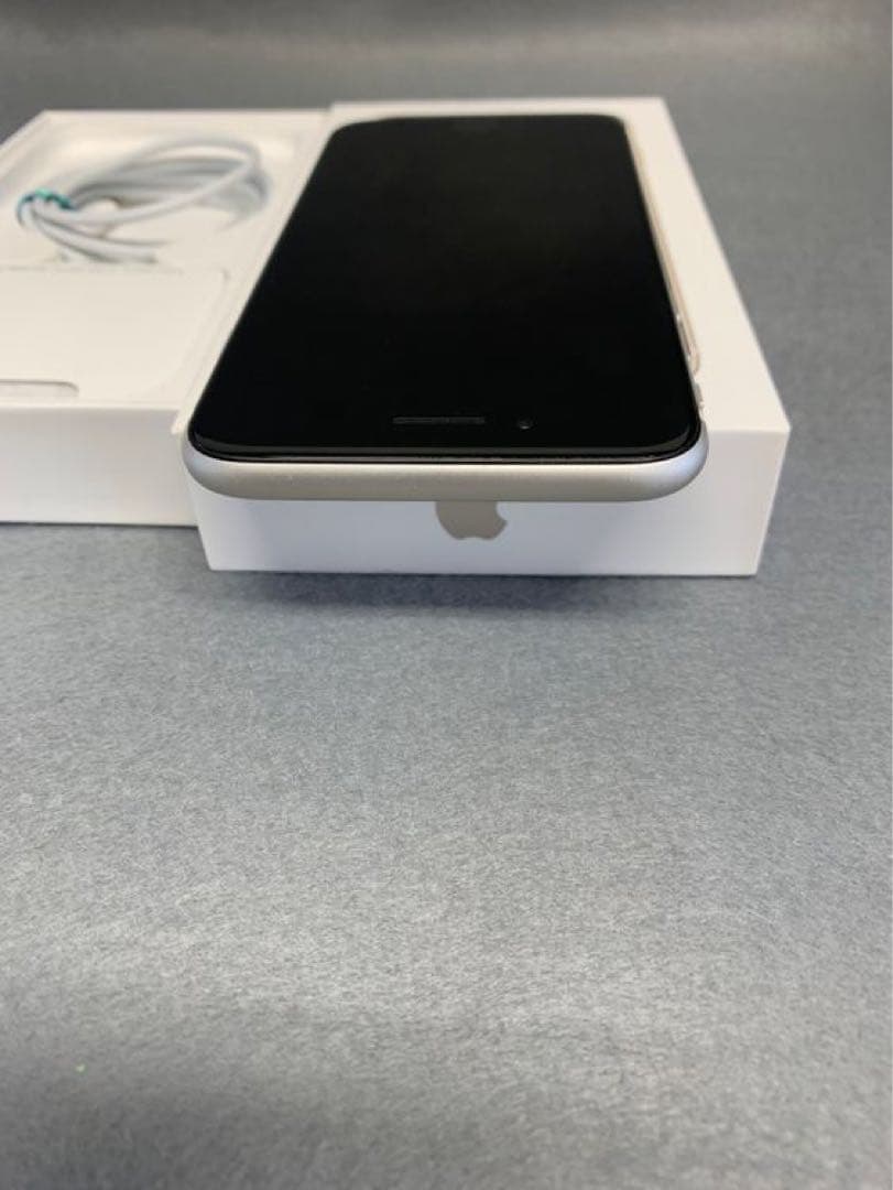 美品　国内版　SIMフリー　iPhoneSE 第3世代　64GB スターライト色