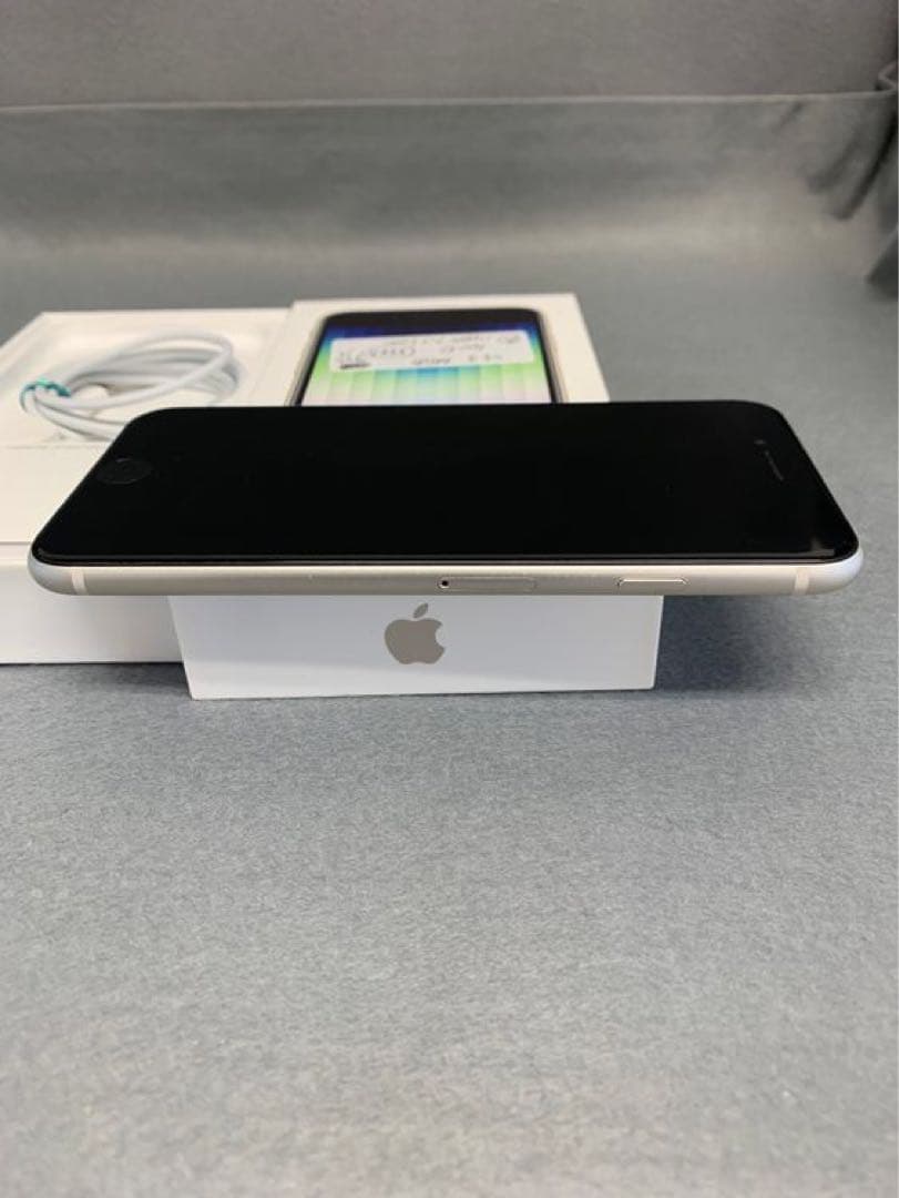 美品　国内版　SIMフリー　iPhoneSE 第3世代　64GB スターライト色