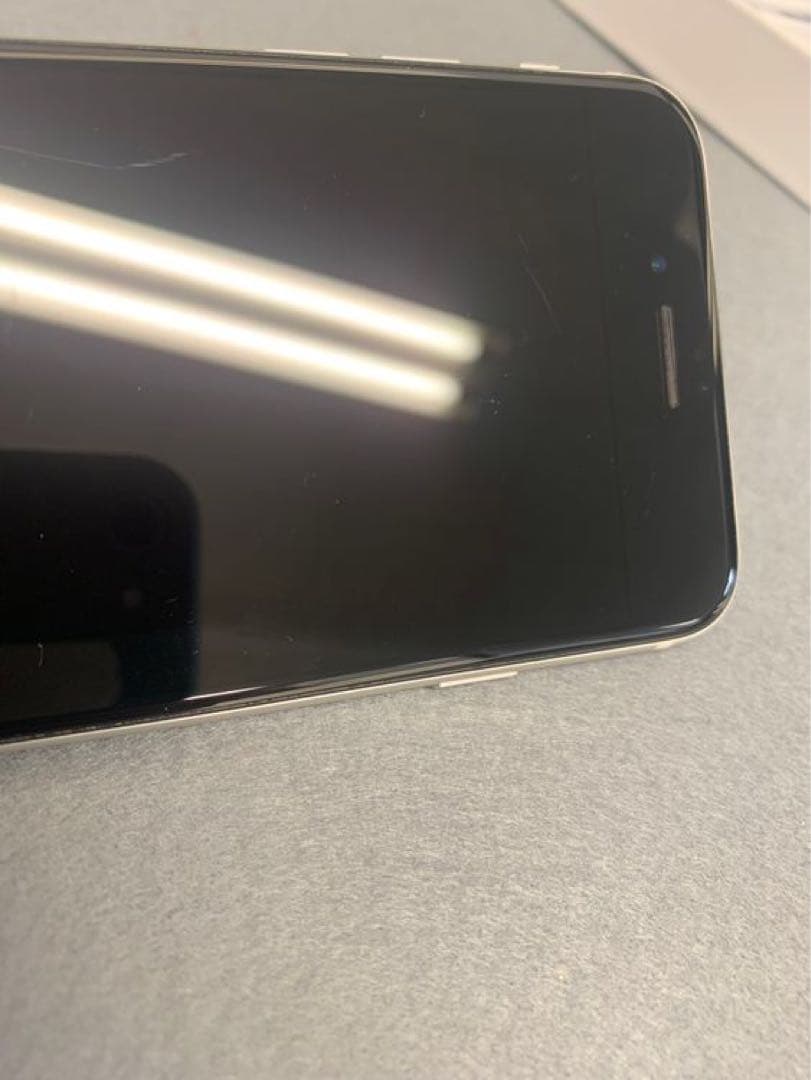 美品　国内版　SIMフリー　iPhoneSE 第3世代　64GB スターライト色