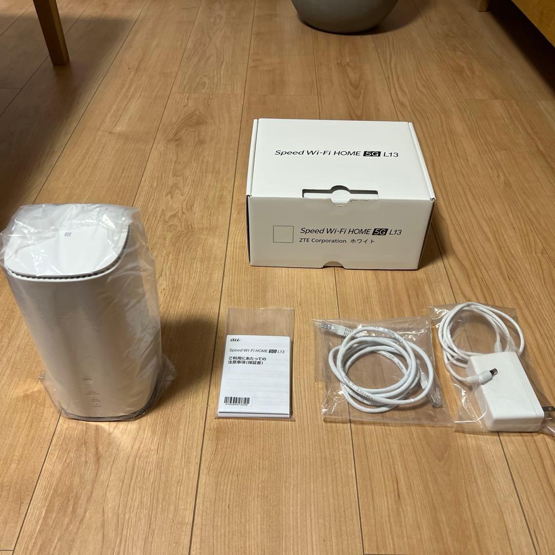 Speed Wi-Fi  5G L13 本体と付属品