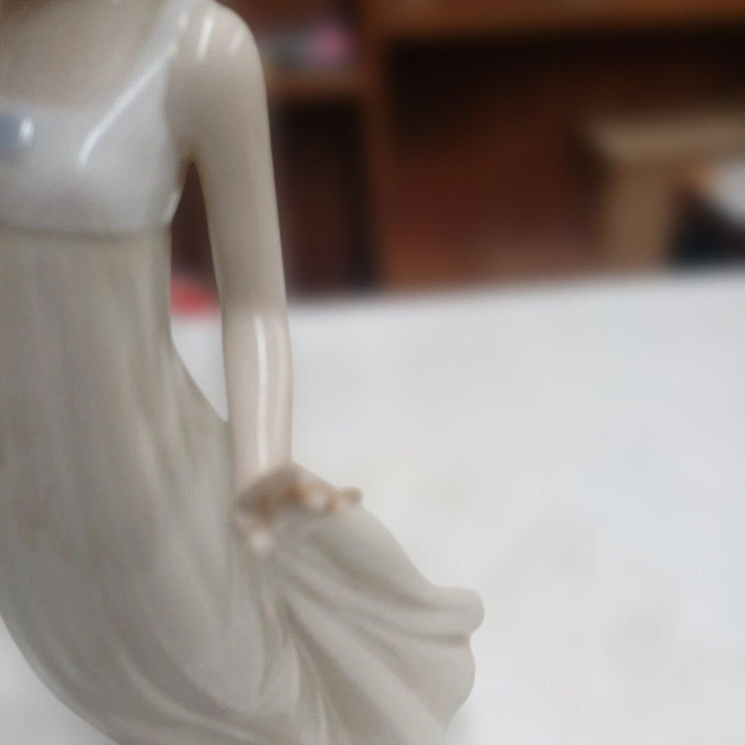 リアドロ　ナオ　一輪の花を持つ女性