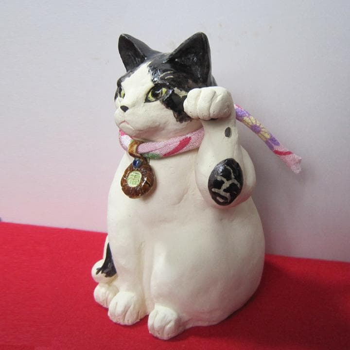招き猫　作家　新品　白黒ハチワレ猫　青海波模様　陶器　縁起物　置物