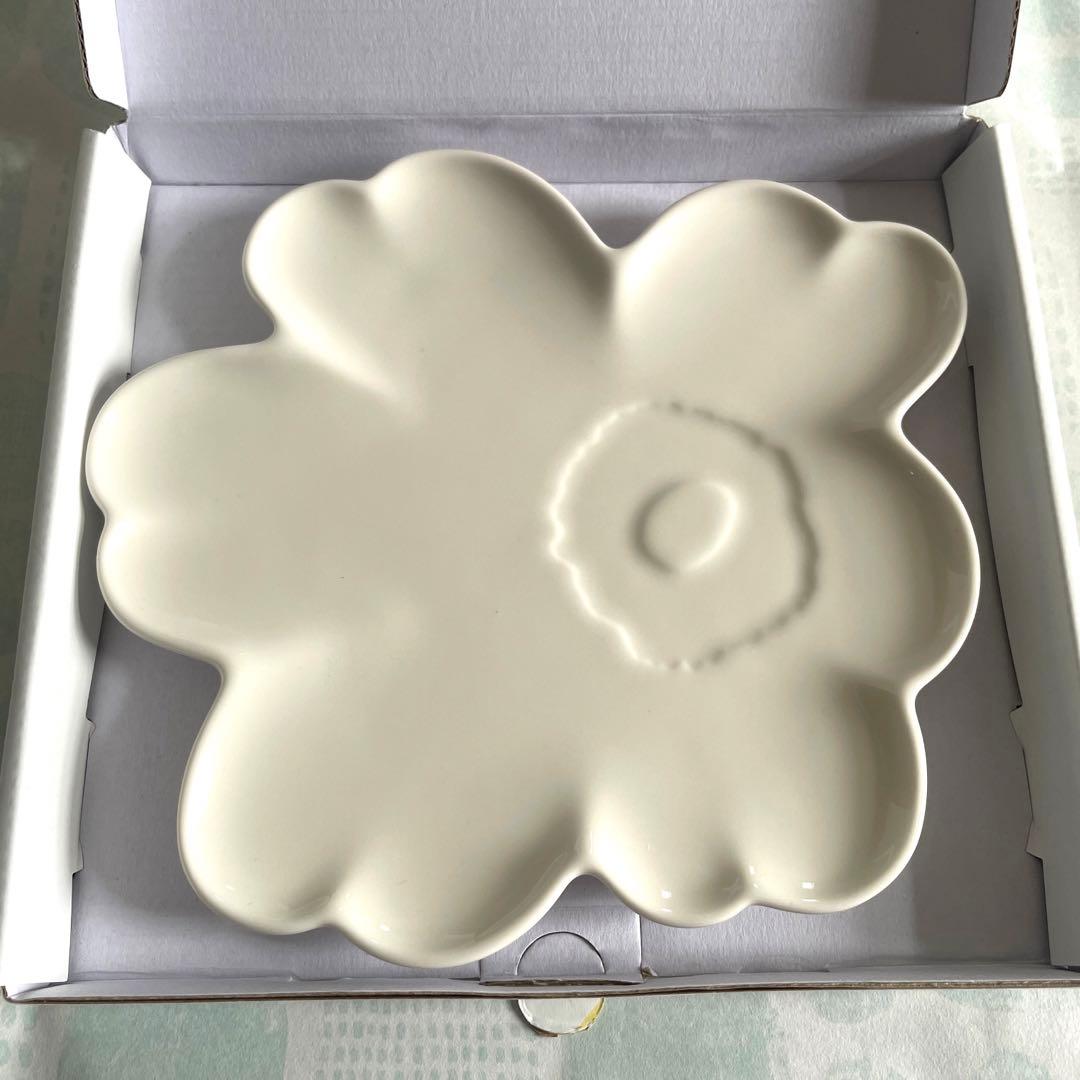 新品未使用　マリメッコ ウニッコ　プレート　ホワイト