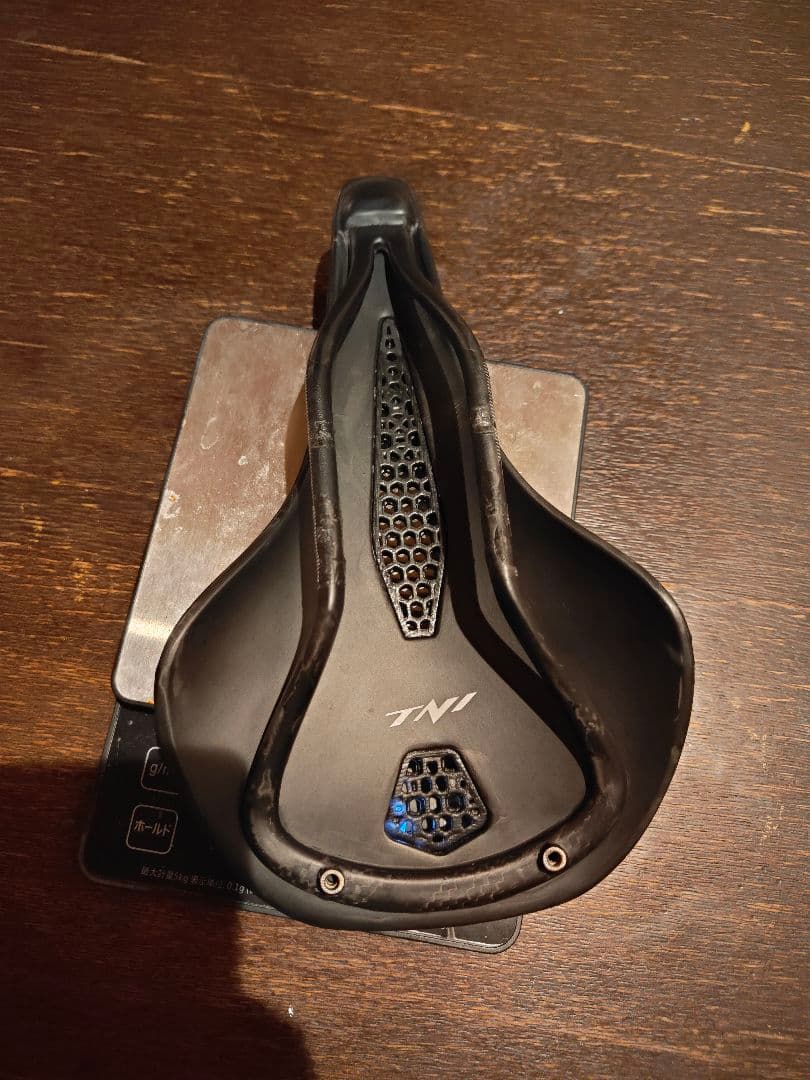 【週末セール中】TNI ティーエヌアイ 3D AeroFlow カーボン サドル