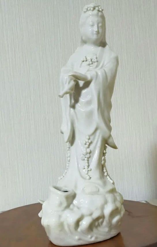 ✨特価セール中!中国美術品蛍白磁器花飾り 美顔 滴水観音様の立像　縁起置物