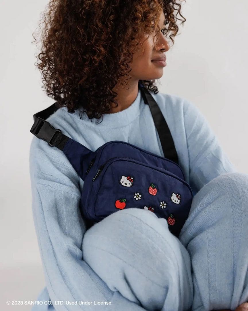 新品未使用 Baggu ハローキティ刺繍ボディバッグ ネイビー