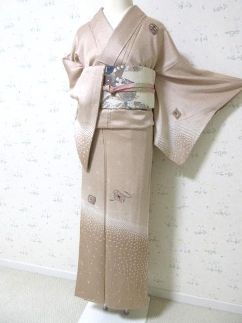訪問着-美品-刺しゅう・花の宝箱・手絞り柄・ピーチベージュ・７号・正絹　M‐62