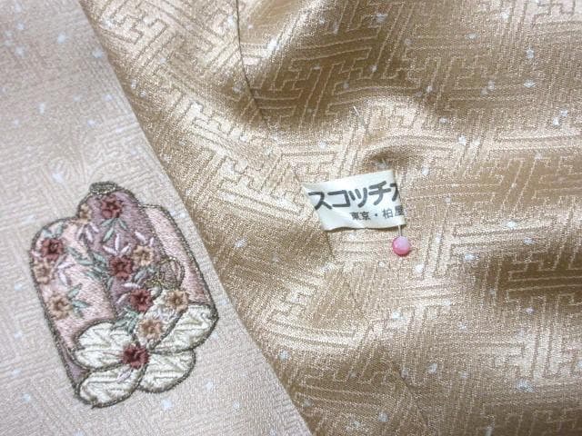 訪問着-美品-刺しゅう・花の宝箱・手絞り柄・ピーチベージュ・７号・正絹　M‐62