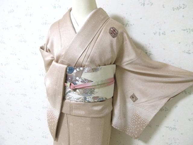 訪問着-美品-刺しゅう・花の宝箱・手絞り柄・ピーチベージュ・７号・正絹　M‐62