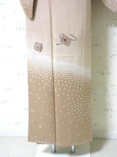 訪問着-美品-刺しゅう・花の宝箱・手絞り柄・ピーチベージュ・７号・正絹　M‐62