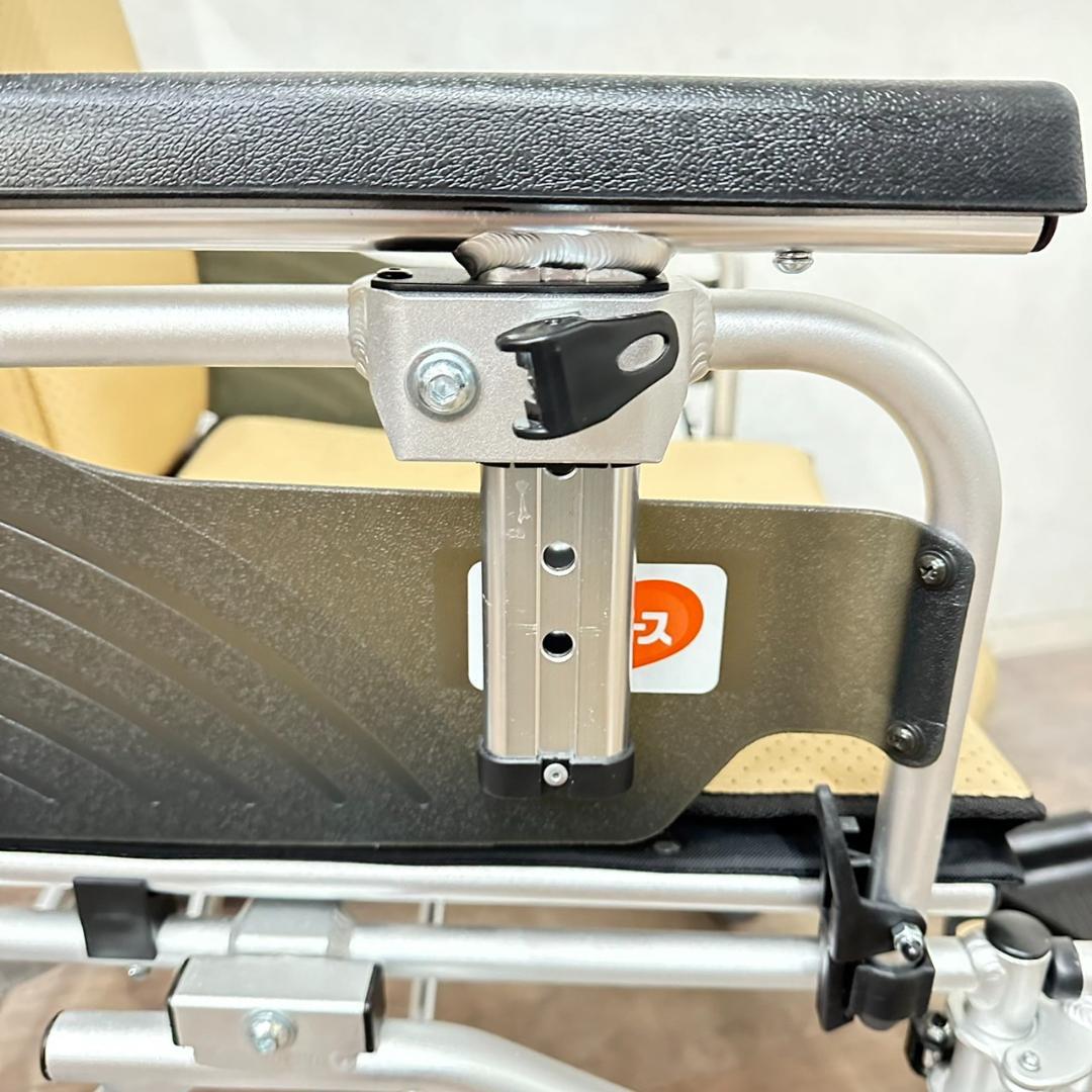 超美品　折り畳み式　車いす　肘あてはね上げ　ノーパンクタイヤ　介護