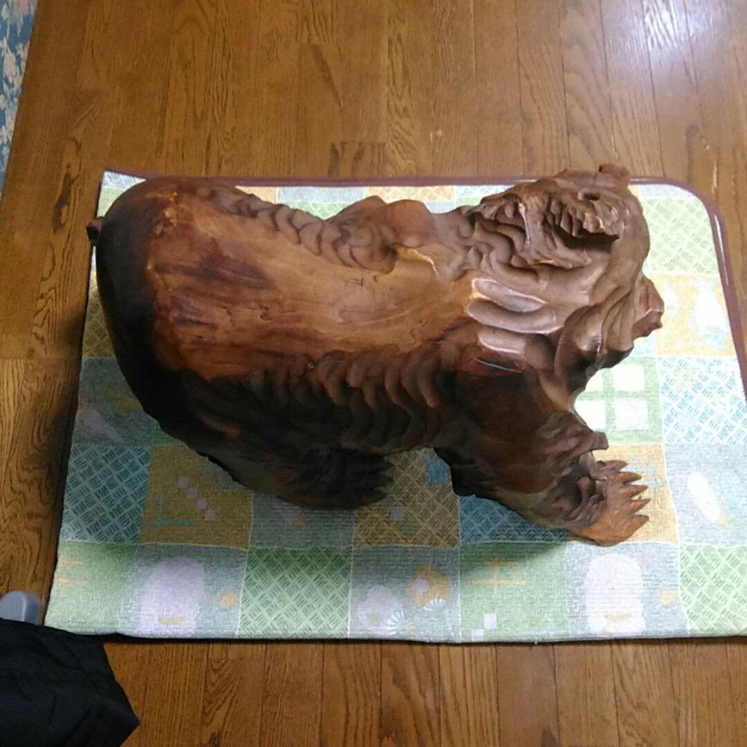 大きな熊一刀彫り