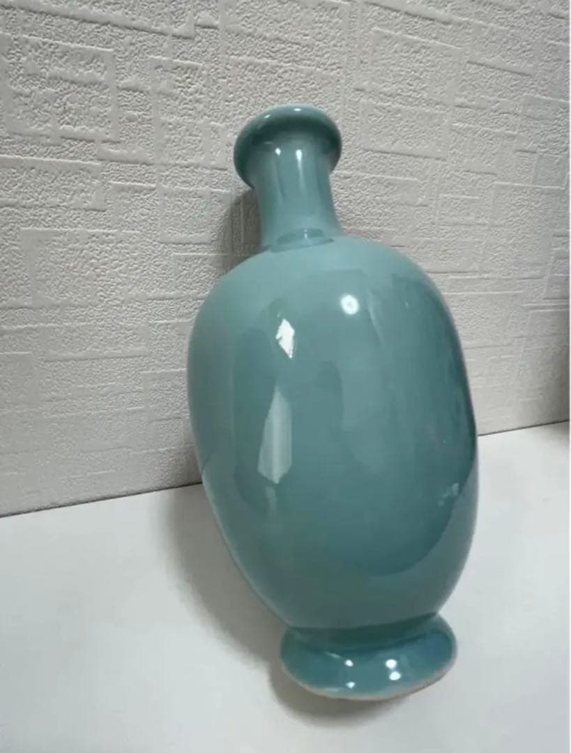 旧家蔵出し 中国 大清乾隆年製 青釉 瓶 骨董品 。