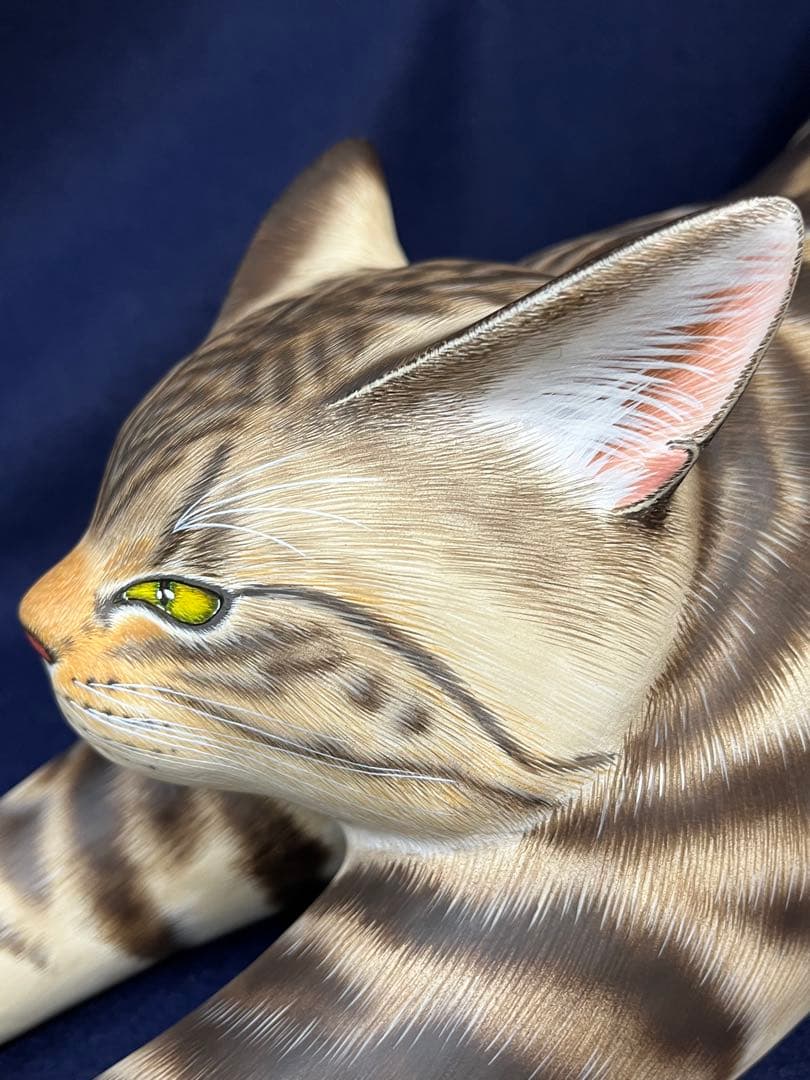ストレッチする猫の置物