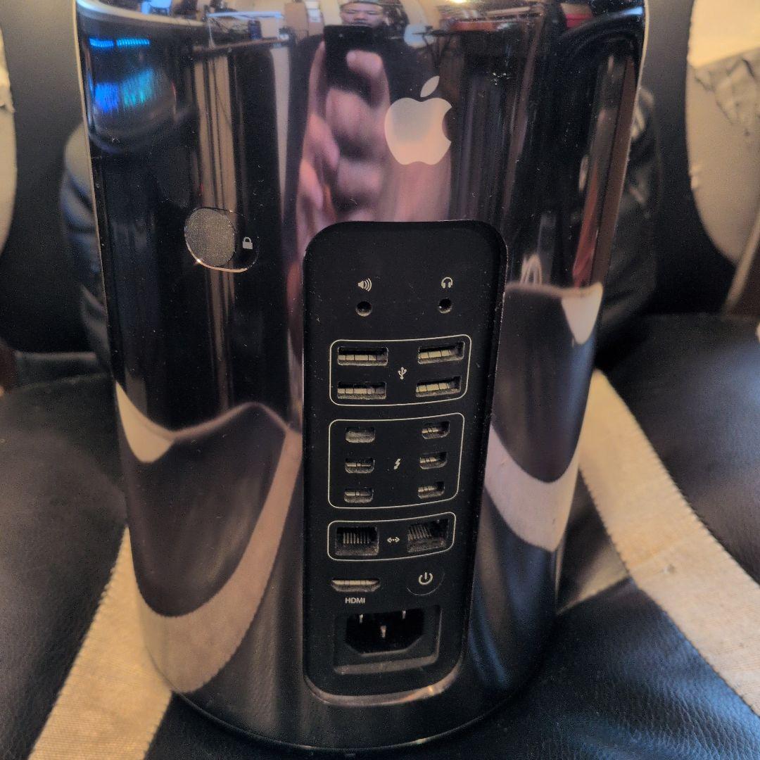 Apple Mac Pro (Late 2013) 本体