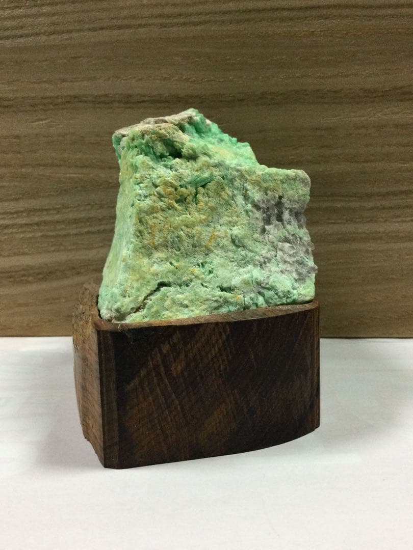 エメラルド　母石付き原石密集結晶エメラルドコロンビア産　良質