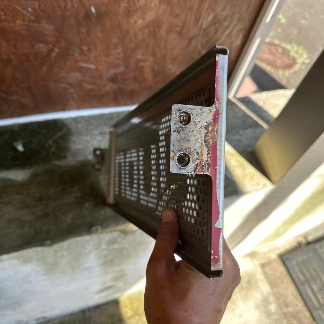 Quon クオン　バッテリーカバー