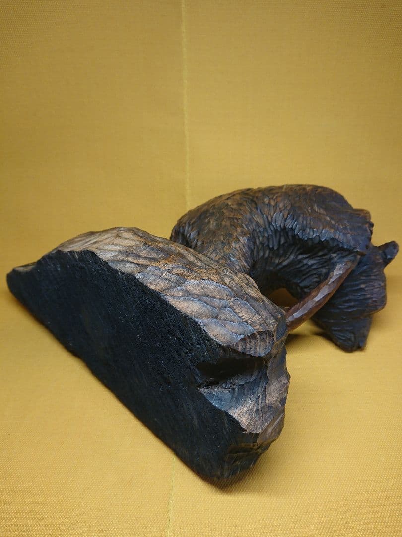 ガラス目　熊　鮭背負い　木彫　骨董　置物　インテリア　工芸品　美術品　A3428