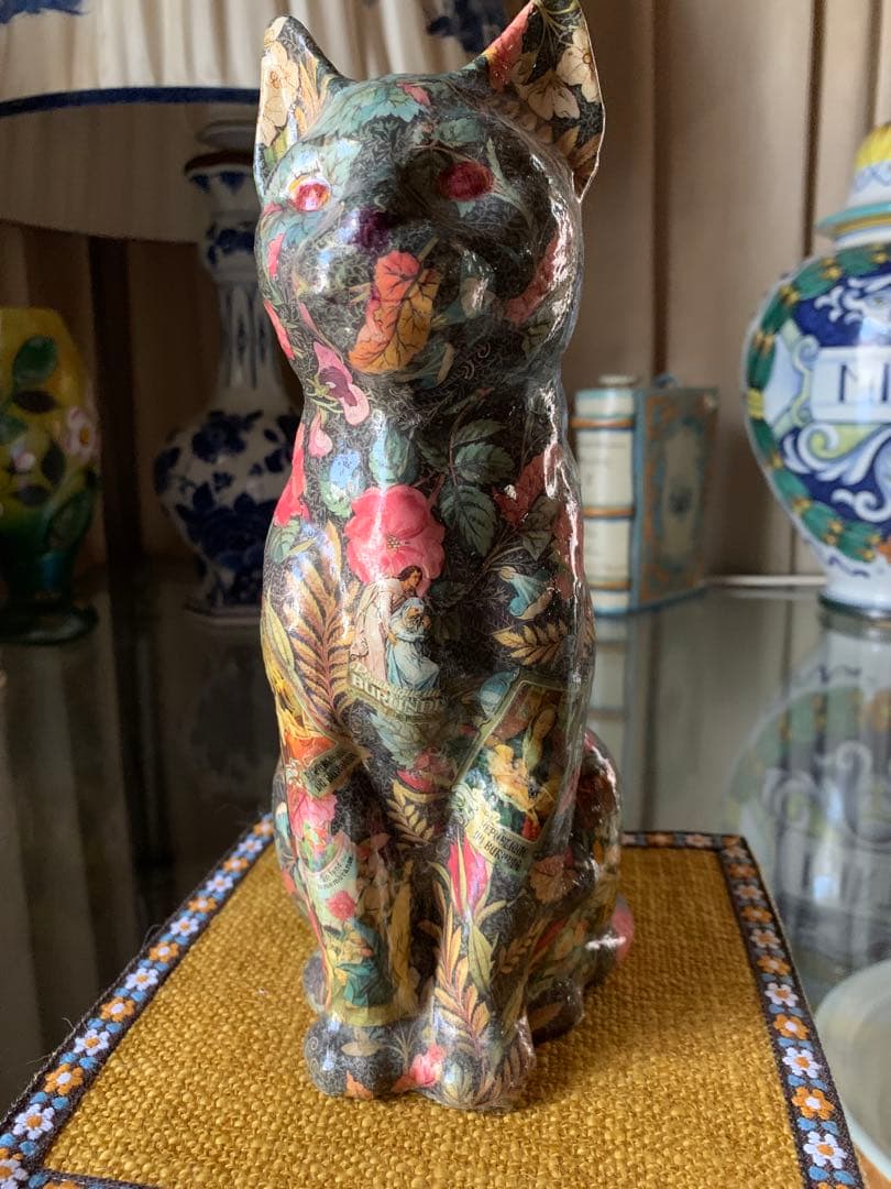 イギリス製デコパージュ猫　立ち姿の凛々しいデコパージュされた猫ちゃん！