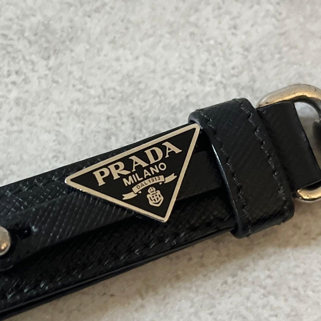 【美品】PRADA　キーホルダー　キーリング　三角ロゴ　サフィアーノレザー　黒