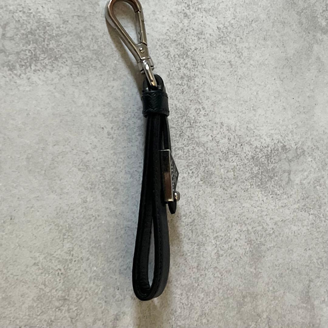 【美品】PRADA　キーホルダー　キーリング　三角ロゴ　サフィアーノレザー　黒