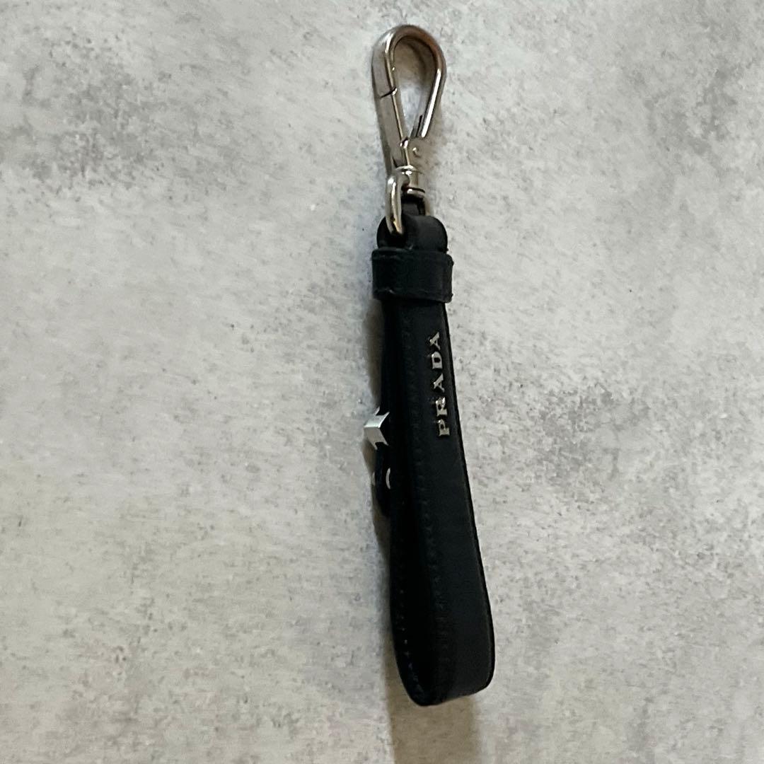 【美品】PRADA　キーホルダー　キーリング　三角ロゴ　サフィアーノレザー　黒