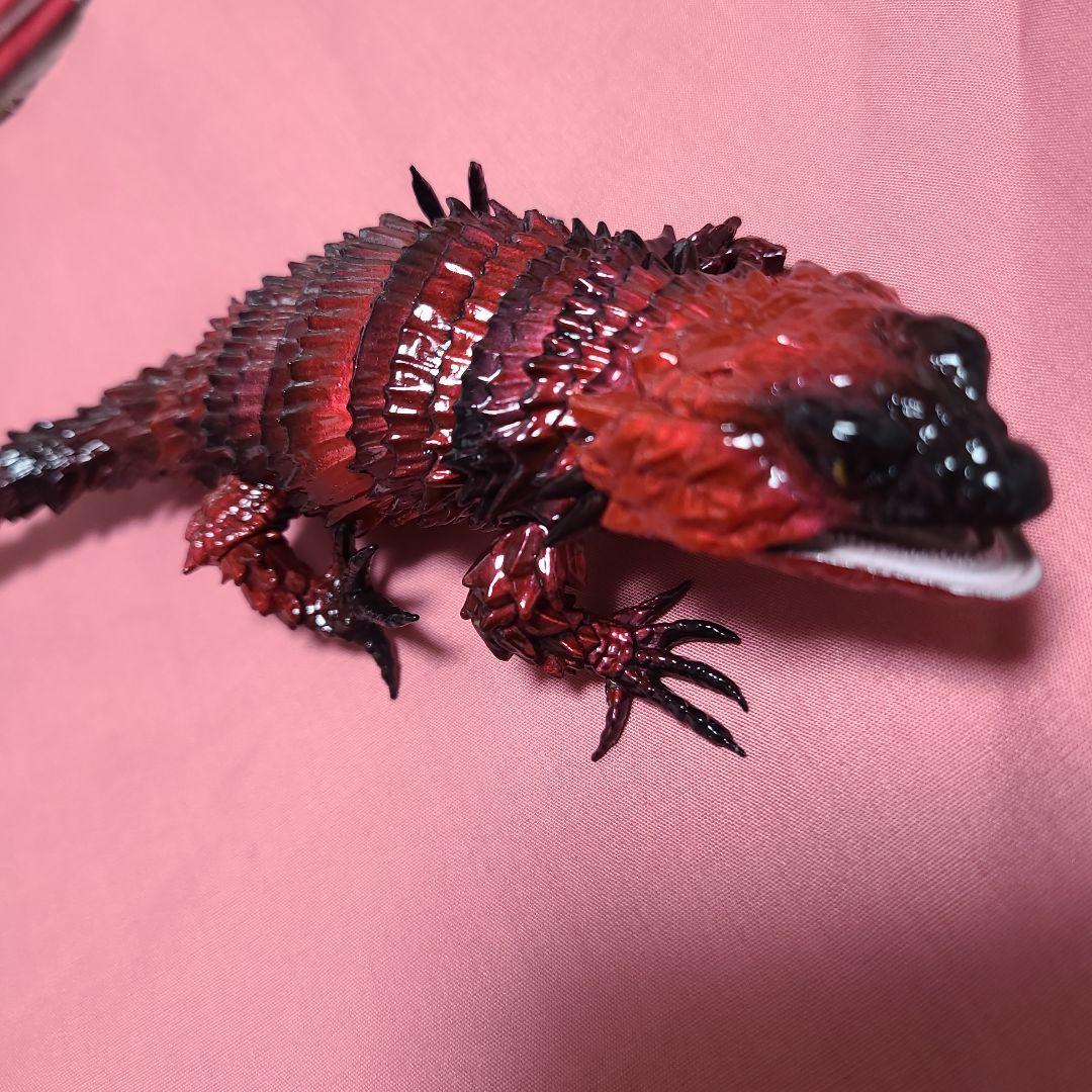 アルマジロトカゲ　リアルな赤黒爬虫類フィギュア　レッド①