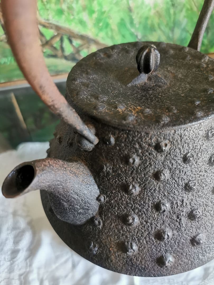 和骨董 重厚な1.5Ｌ南部あられ鉄瓶 鉄器 古物 骨董 茶道具 茶釜 菊/蓮摘み