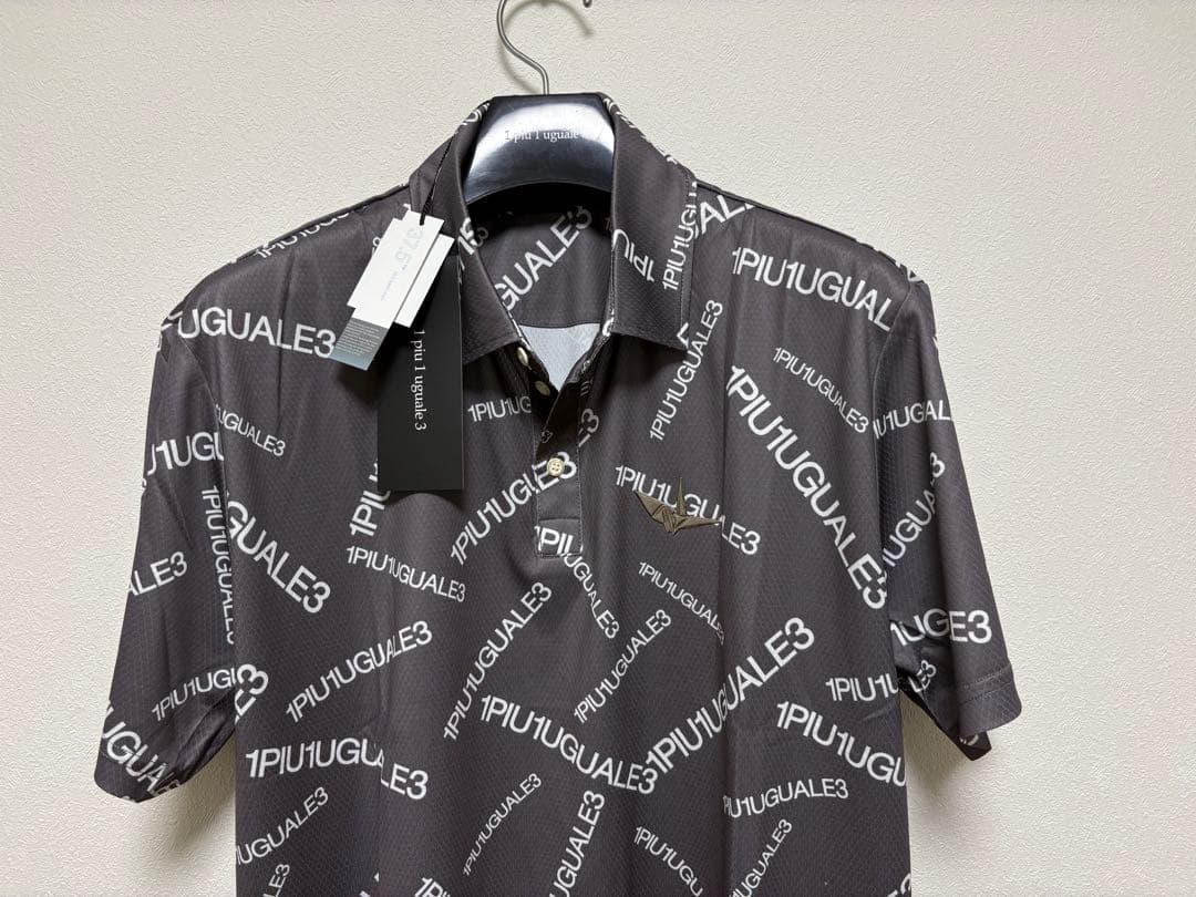 新品1PIU1UGUALE3 GOLF24SSランダムロゴ総柄ポロシャツ灰Ⅵ