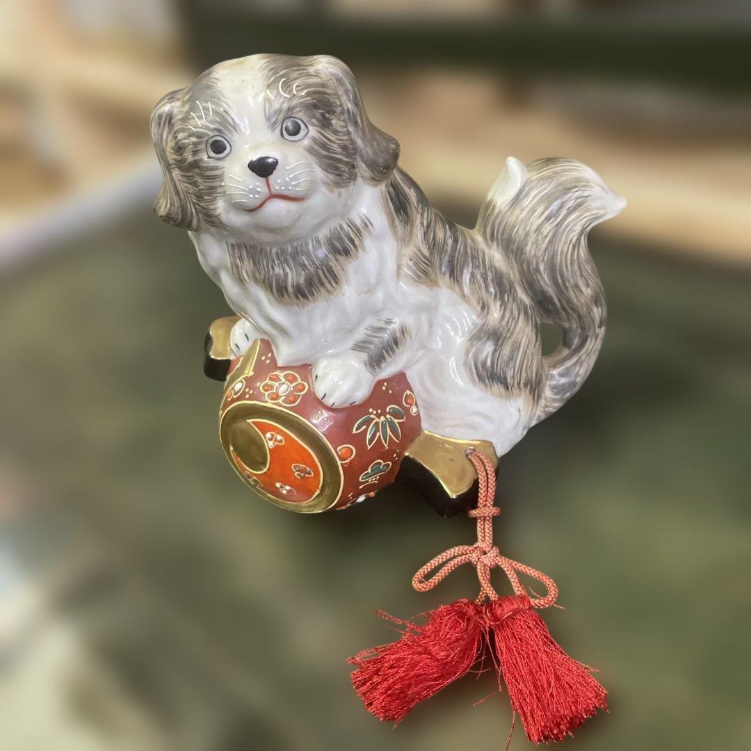 九谷焼犬と小槌　陶器製犬の置物 赤い飾り玉付き　石川県伝統工芸　日本美術　骨董