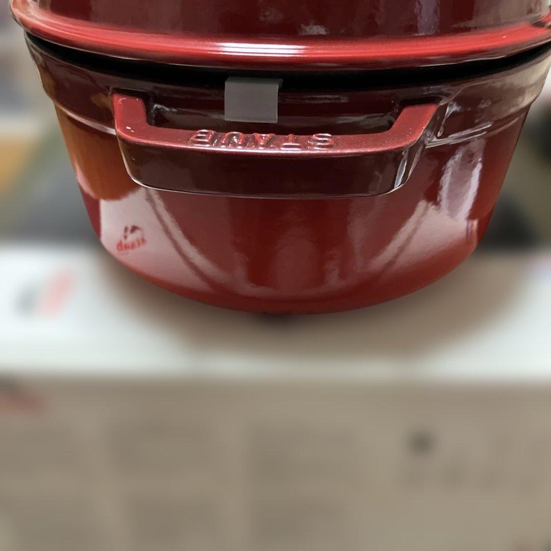 新品未使用　staub 赤い両手鍋 約22cm.2.6Ｌ