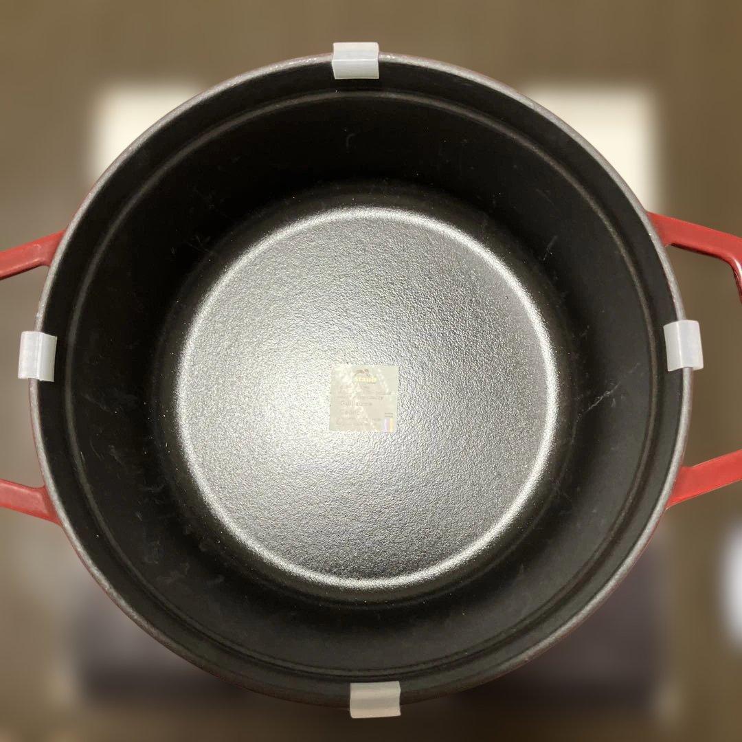 新品未使用　staub 赤い両手鍋 約22cm.2.6Ｌ