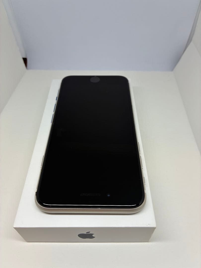 【超美品】iPhone SE3 64G スターライト　SIMフリー　新品バッテリ
