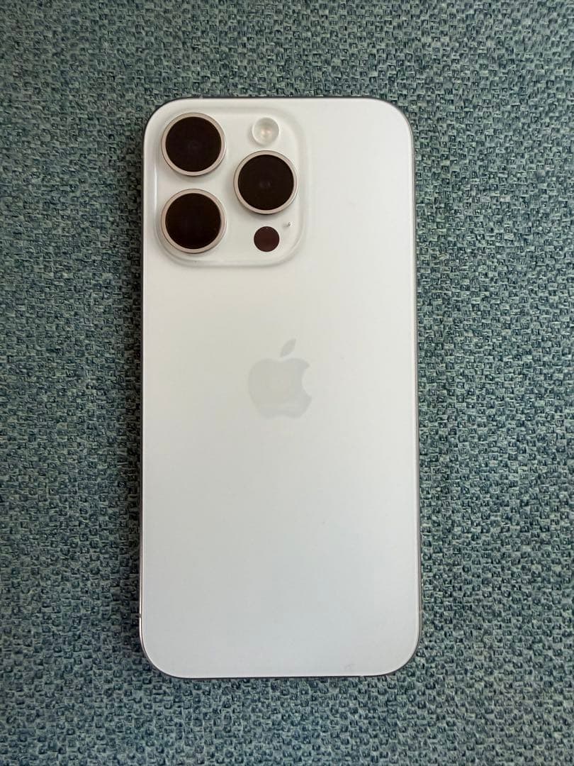 【美品】iPhone 15 pro ホワイトチタニウム　256GB
