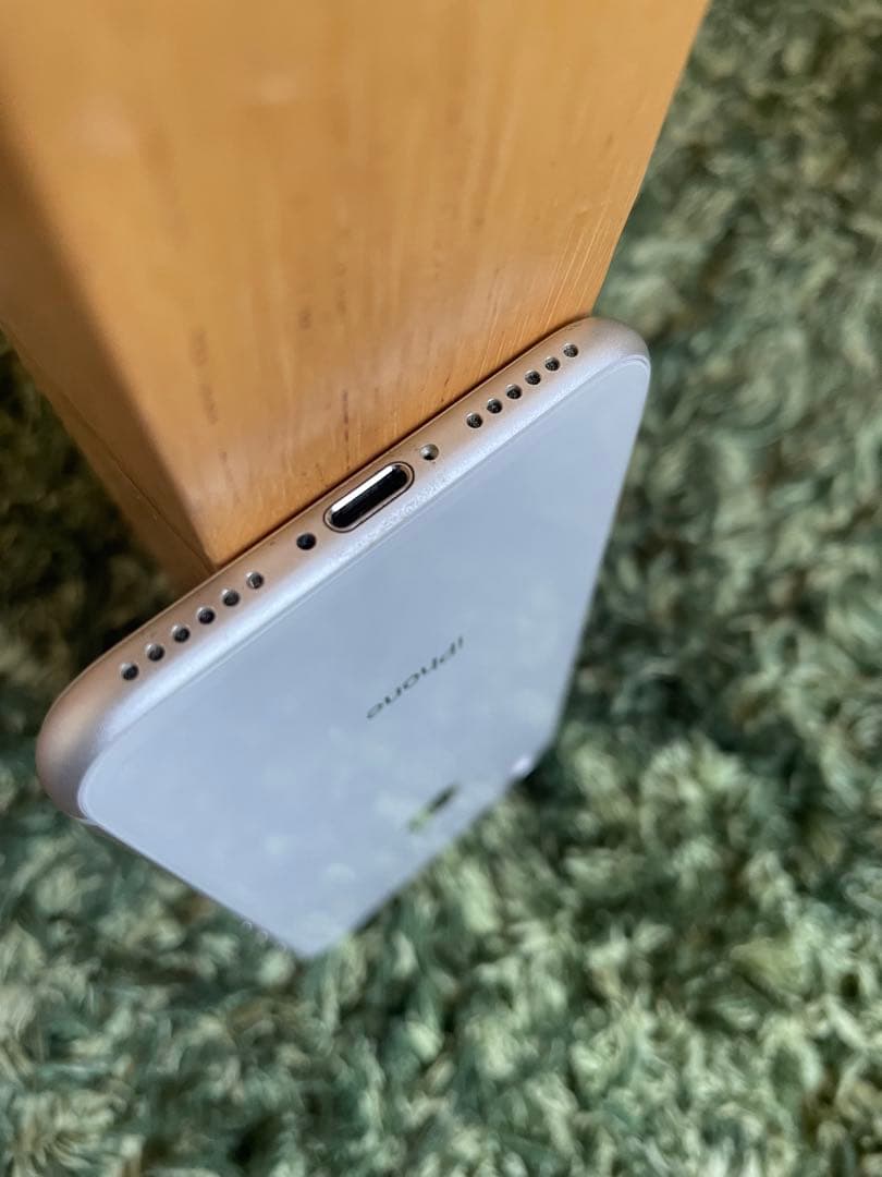 美品 iphone 8 64GB ホワイト シルバー 工場出荷状態でリセット済み