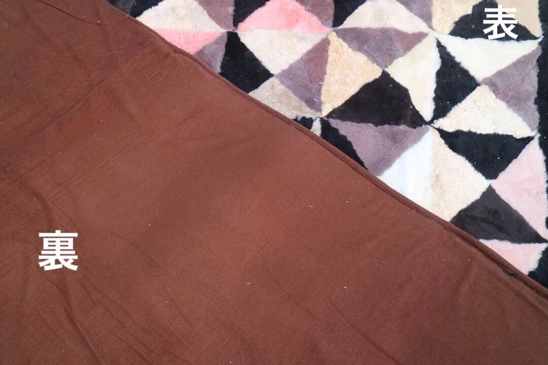 ムートンラグ ・カーペット　約175x175cm 多色三角形パターン