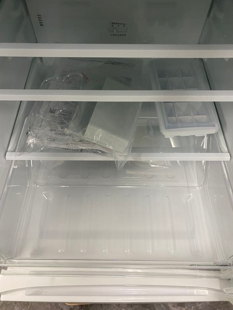 【高年式・美品】　ハイセンス　冷凍冷蔵庫 HR-D140KW 25年製