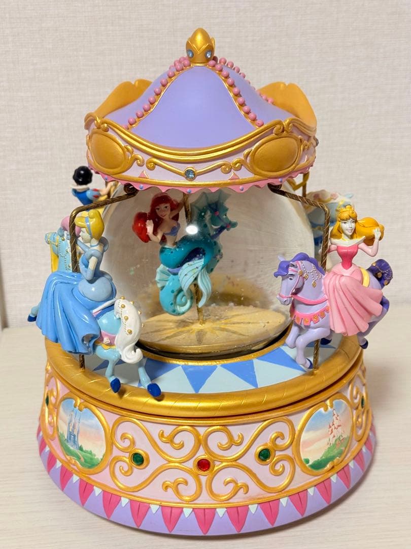 希少・美品　ディズニー プリンセス スノードーム メリーゴーランド型