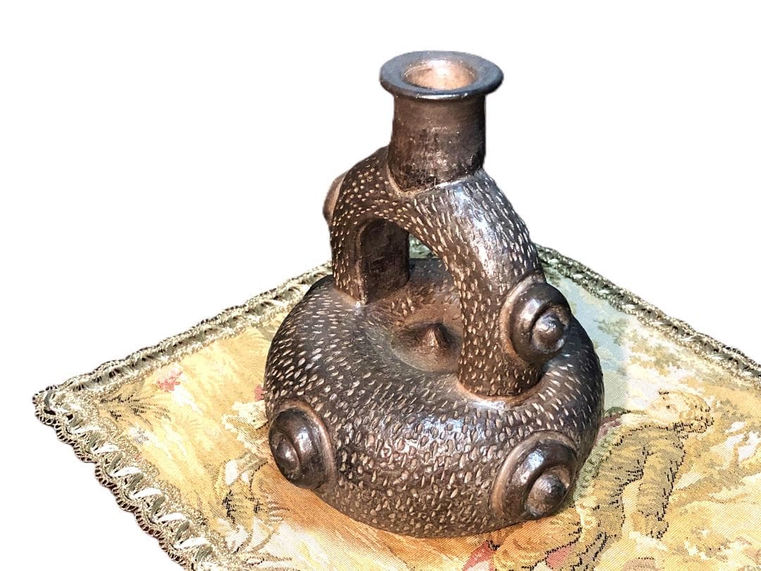 【 鐙形浮出文様注口壺 】　ペルー　チャビン土器