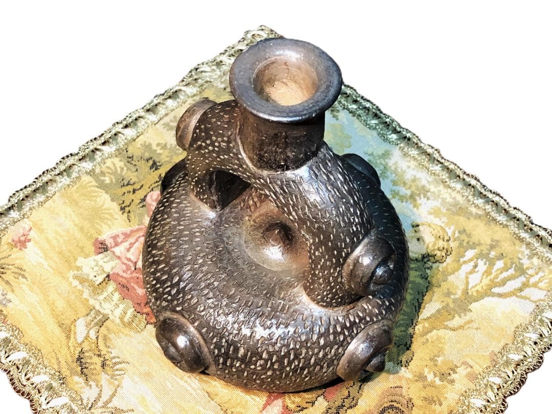 【 鐙形浮出文様注口壺 】　ペルー　チャビン土器