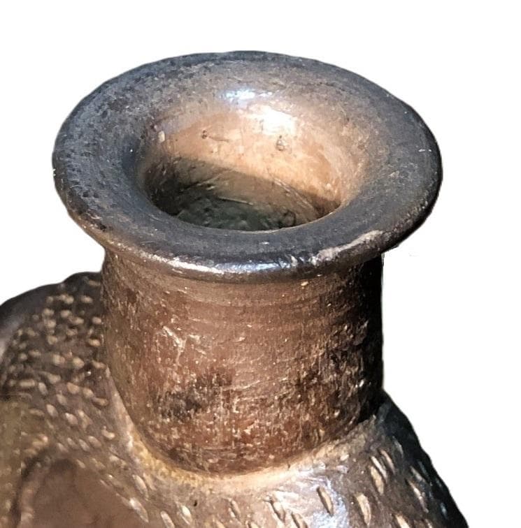 【 鐙形浮出文様注口壺 】　ペルー　チャビン土器