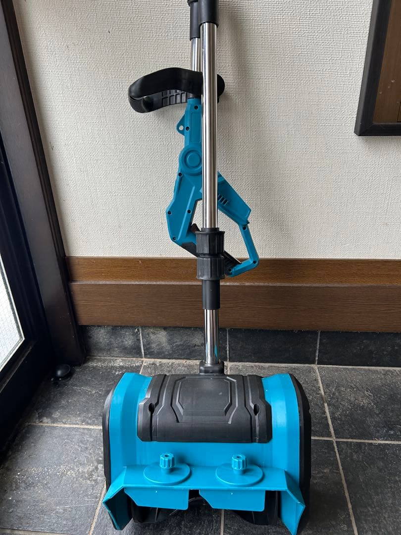 青の二重ローター式除雪機